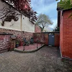 Historic House In The Park, Private Courtyard Near The Castle