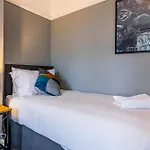 Lovely 4Bdr Home- Off Street Parking Sleeps 7