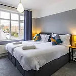 Lovely 4Bdr Home- Off Street Parking Sleeps 7
