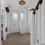 Luxurious 2-Bedroom Haven In Vibrant Robinhood: Ideal For Business Or Leisure Stay