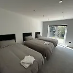 Brand New 4 Bed Deluxe Modern Villa - Sleeps 9 - Private Parking & Garden