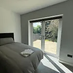 Brand New 4 Bed Deluxe Modern Villa - Sleeps 9 - Private Parking & Garden