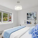 Brand New 4 Bed Deluxe Modern Villa - Sleeps 9 - Private Parking & Garden