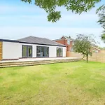 Brand New 4 Bed Deluxe Modern Villa - Sleeps 9 - Private Parking & Garden