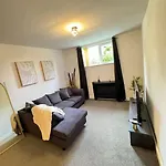 Luxury Cozy 3 Bed Apartment 5Mins From City - Free Parking!