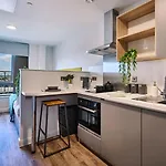 Modern And Cosy Ensuite Flats And Self-Contained Studios At Deakins Place In Nottingham