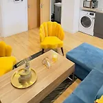 The Gold Room , Stylish Apartment Near City Centre