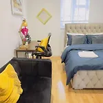 The Gold Room , Stylish Apartment Near City Centre