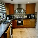 Strelley House 2- Spacious With Free Off-Street Parking, Wifi 500Mb & Netflix, Close To M1 Jct26 Family & Contractor Friendly