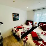 Strelley House 2- Spacious With Free Off-Street Parking, Wifi 500Mb & Netflix, Close To M1 Jct26 Family & Contractor Friendly