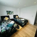 Strelley House 2- Spacious With Free Off-Street Parking, Wifi 500Mb & Netflix, Close To M1 Jct26 Family & Contractor Friendly
