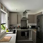 Private Room In A House With Parking In Lenton