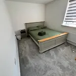 Private Room In A House With Parking In Lenton