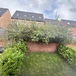 Private Room In A House With Parking In Lenton