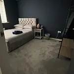 Private Room In A House With Parking In Lenton