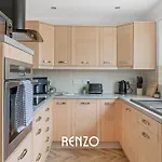 Vibrant 2-Bed Home In Nottingham By Renzo, Free Driveway Parking, Sleeps 6!