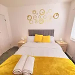 5 Bedroom House And Free Parking