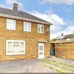 5 Bedroom House And Free Parking