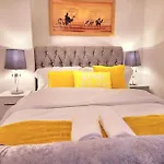 Elegant Entire 3 Bed House With Free Parking