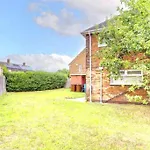 5 Bedroom House And Free Parking