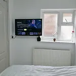 Entire-2 Bedroom Apartment With Driveway,1Free Parking