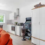 Modern Studio In Arnold Centre
