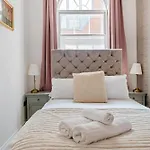 Luxury 2 Bedroom Apartment In Historic Building