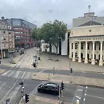 Spacious Apartment In City Centre - Free Parking