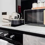 Stylish Studio Chic & Airy In Lister Gate