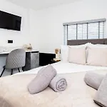 Stylish Studio Chic & Airy In Lister Gate