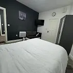 1 Bedroom Kitchen Flat
