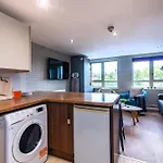 Spacious 6-Bed Flat In City Centre