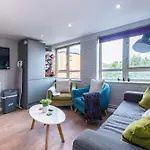 Spacious 6-Bed Flat In City Centre