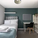 Spacious 6-Bed Apartment In City Centre