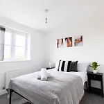 Spacious 4-Bedroom Home Near City Centre With Parking