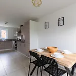 Spacious 4-Bedroom Home Near City Centre With Parking