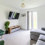 Spacious 4-Bedroom Home Near City Centre With Parking