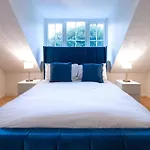 Cosy Deluxe 3 Bed House - Free Parking - Sleeps 9