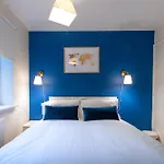Cosy Deluxe 3 Bed House - Free Parking - Sleeps 9