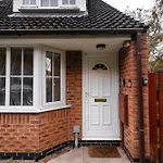 Cosy Deluxe 3 Bed House - Free Parking - Sleeps 9