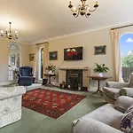 Charming Stay With Free Parking & Wifi