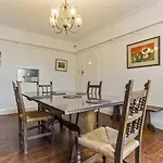 Charming Stay With Free Parking & Wifi