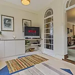Charming Stay With Free Parking & Wifi