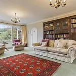 Charming Stay With Free Parking & Wifi