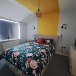 Private And Comfortable Room In Cosy Home
