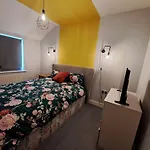 Private And Comfortable Room In Cosy Home