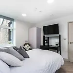 The Icon, Large Group Accommodation - 1 Min From The Square