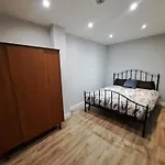 Cosy And Spacious Room In Home With King Size Bed