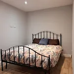 Cosy And Spacious Room In Home With King Size Bed