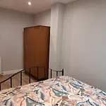 Cosy And Spacious Room In Home With King Size Bed